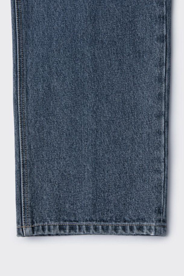 다크 블루 색상의 남성용 스트레이트 핏 데님 팬츠입니다. 사계절 모두 착용 가능하며, 캐주얼, 미니멀, 클래식 스타일을 연출하기 좋습니다. 무지 디자인으로 어떤 상의에도 잘 어울리며, 바이오 워싱, 스톤 워싱, 도밍고 워싱 처리를 거쳐 자연스러운 색감과 부드러운 촉감을 선사합니다. 출근룩이나 데이트룩처럼 다양한 TPO에 활용할 수 있으며, 일자 핏으로 편안하면서도 세련된 실루엣을 완성합니다. 중청 두께감으로 사계절 내내 활용하기 좋습니다.
