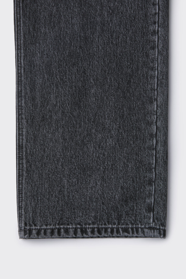 그레이 색상의 남성용 스트레이트 핏 데님 팬츠입니다. 사계절 모두 착용 가능하며, 일상 및 출근룩, 비즈니스 캐주얼에 적합합니다. 베이직하고 캐주얼한 스타일로 미니멀, 클래식한 무드를 연출합니다. 바이오워싱, 스톤워싱, 도밍고 워싱 기법으로 제작되어 자연스러운 색감과 부드러운 촉감을 선사합니다. 무지 디자인의 긴 기장으로, 어떤 상의에도 잘 어울려 활용도가 높습니다.
