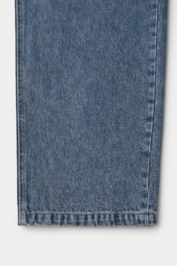 블루 루즈핏 드로우스트링 청바지는 일상, 산책, 캠핑 등 다양한 상황에 어울리는 남성용 데님 팬츠입니다. 루즈핏과 스트레이트 핏으로 편안함을 강조하며, 봄, 가을에 착용하기 좋습니다. 무지 디자인에 피그먼트 워싱과 바이오 워싱 처리를 더하여 자연스러운 멋을 냈습니다. 허리 밴딩과 드로우스트링으로 편안한 착용감을 제공하며, 캐주얼, 미니멀, 시티보이 스타일을 연출하기에 좋습니다.

