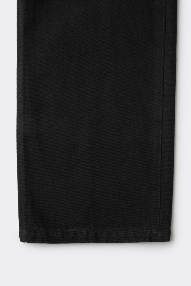 블랙 루즈핏 드로우스트링 청바지를 소개합니다. 편안한 착용감을 선사하는 루즈핏으로, 캐주얼하고 미니멀한 스타일을 연출하기 좋습니다. 부드러운 데님 소재에 바이오 워싱과 스톤 워싱 처리를 더해 자연스러운 멋을 더했습니다. 허리 부분은 드로우스트링(조임 끈)으로 조절하여 편리하게 착용할 수 있으며, 사계절 내내 활용하기 좋은 아이템입니다. 일상복으로 편안하게 즐겨 입을 수 있는 남성 데님팬츠입니다.
