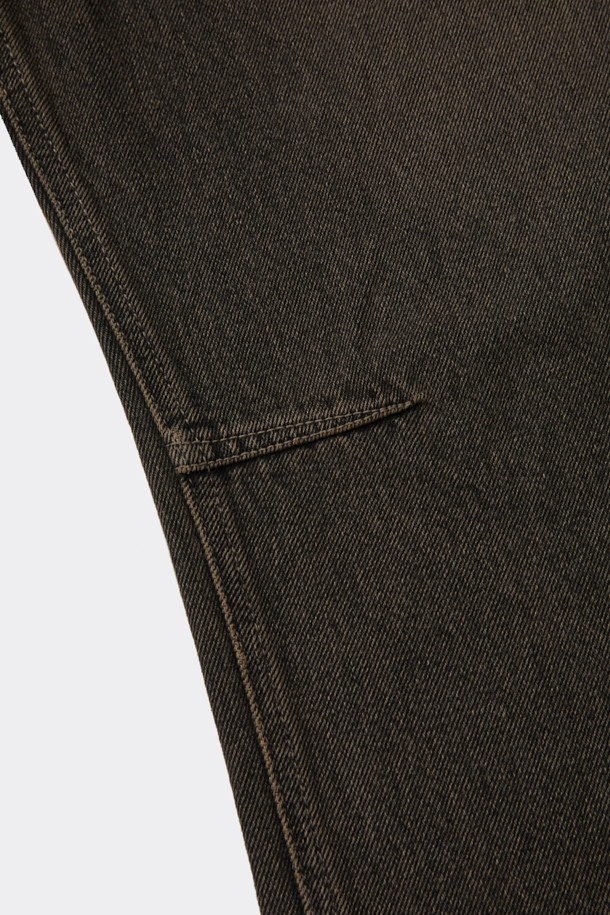 브라운 컬러의 데님 소재 "브라운 다트 디테일 청바지"입니다. 벌룬핏 루즈핏으로 편안한 착용감을 선사하며, 봄, 가을 시즌에 적합합니다. 바이오워싱과 스톤워싱 처리된 데님은 부드러운 촉감과 자연스러운 워싱 디테일을 자랑합니다. 다트 디테일과 아웃심 커브 디자인이 돋보이며, 캐주얼 및 미니멀 스타일의 산책룩에 활용하기 좋습니다. 남녀 모두 착용 가능한 디자인으로, 일상에서 폭넓게 활용할 수 있습니다.
