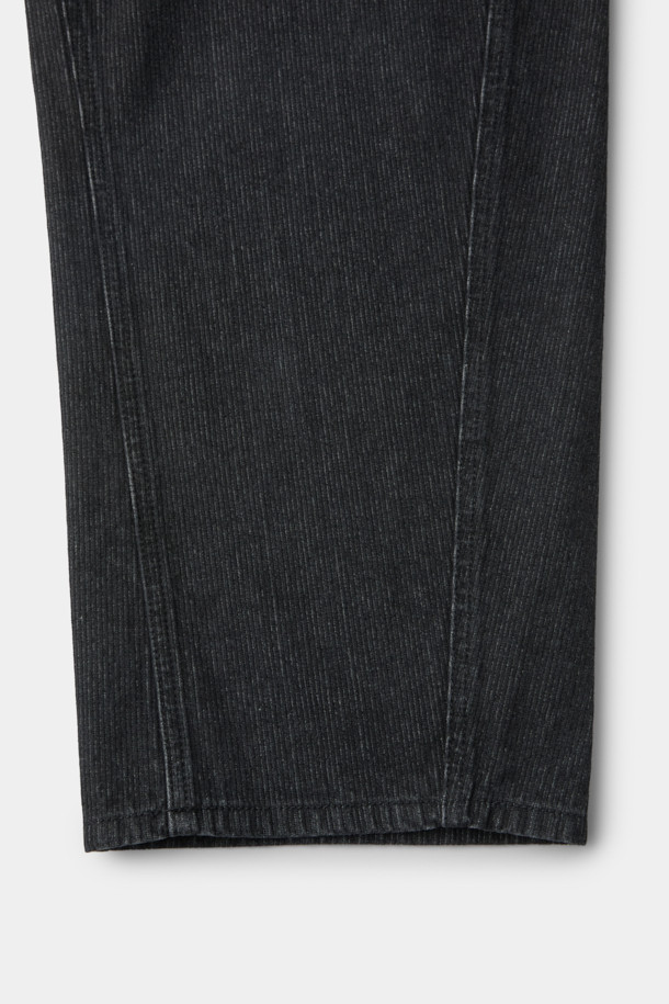 블랙 다트 디테일 코듀로이 청바지는 가을, 겨울 시즌에 어울리는 남성용 벌룬핏 팬츠입니다. 코듀로이와 데님 소재를 혼방하여 제작되었으며, 두께감 있는 원단으로 포근한 착용감을 선사합니다. 다트 디테일과 아웃심 커브 디자인이 특징이며, 바이오 워싱 및 스톤 워싱 가공을 거쳐 빈티지한 무드를 더했습니다. 캐주얼, 미니멀, 클래식 스타일을 즐겨 입는 분들께 추천하며, 루즈핏으로 편안하게 착용 가능합니다.
