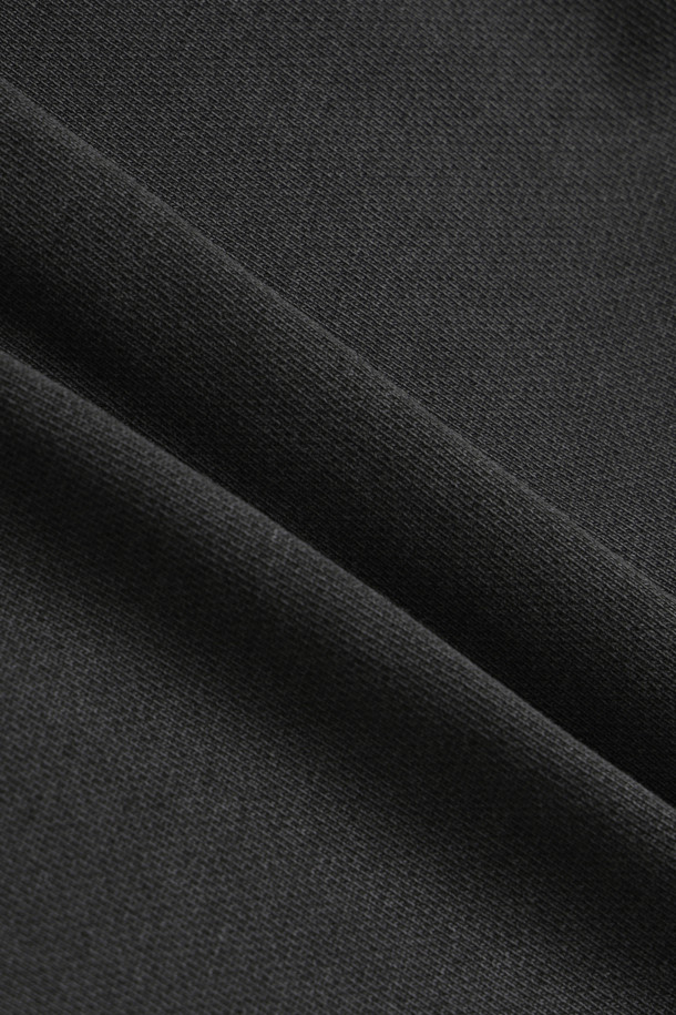 피그먼트 다잉 가공으로 빈티지한 멋을 더한 Grey Dyed 스웻 쇼츠입니다. 면 소재로 제작되어 편안한 착용감을 선사하며, 릴랙스 핏으로 여유로운 실루엣을 연출합니다. 허리 스트링과 브랜드 와펜 장식으로 포인트를 더해 캐주얼하면서도 스포티한 스타일을 완성합니다.
