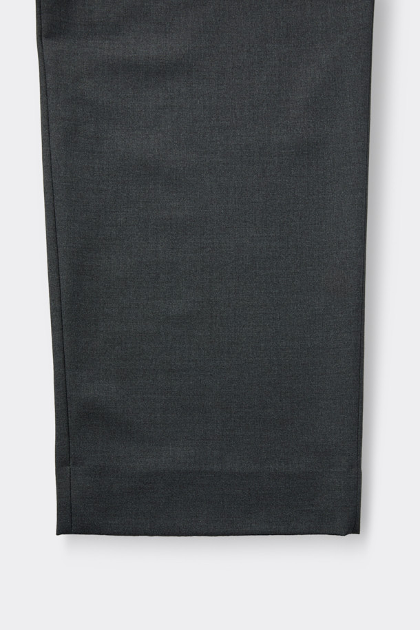 그레이 와이드 핏 팬츠는 남성을 위한 베이직 스타일의 긴 바지입니다. 레이온, 폴리에스테르, 울, 폴리우레탄 혼방 소재로 제작되어 부드러운 촉감을 선사하며, 봄, 가을에 착용하기 좋습니다. 와이드 핏으로 편안함을 강조했으며, 하프 밴딩과 원턱 디테일, 허리 오비 메탈 장식이 특징입니다. 출근룩, 비즈니스 캐주얼, 모임룩 등 다양한 TPO에 활용 가능하며, 클래식, 미니멀, 시크 스타일을 연출하기 좋습니다.
