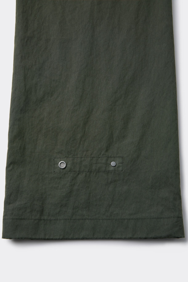 캐주얼 무드의 남성용 카키 플레어 팬츠입니다. 면과 나일론 혼방 소재로 제작되어 봄, 가을에 적합하며, 하프 밴딩으로 편안한 착용감을 제공합니다. 무지 디자인에 긴 기장으로, 미니멀한 스타일을 연출하기 좋습니다. 하단 핏은 스냅과 E-스트링으로 조절 가능하여 다양한 스타일을 연출할 수 있습니다.
