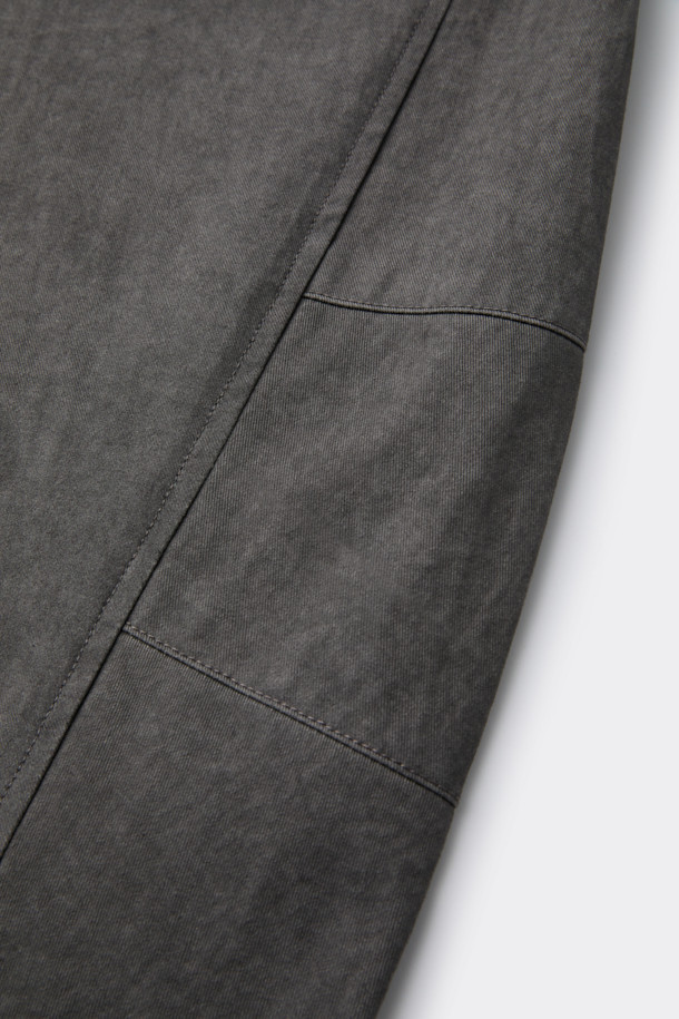 그레이 컬러의 Grey Volume Incision 팬츠는 캐주얼 및 미니멀 스타일을 즐기는 남성 고객을 위한 제품입니다. 면 소재로 제작되어 편안한 착용감을 제공하며, 루즈핏 벌룬핏으로 트렌디한 실루엣을 연출합니다. 절개 라인, 장식 다트, 장식 스티치 등의 디자인 디테일이 돋보이며, 밴딩 처리로 활동성을 높였습니다. 일상에서 편안하게 착용하기 좋은 팬츠입니다.
