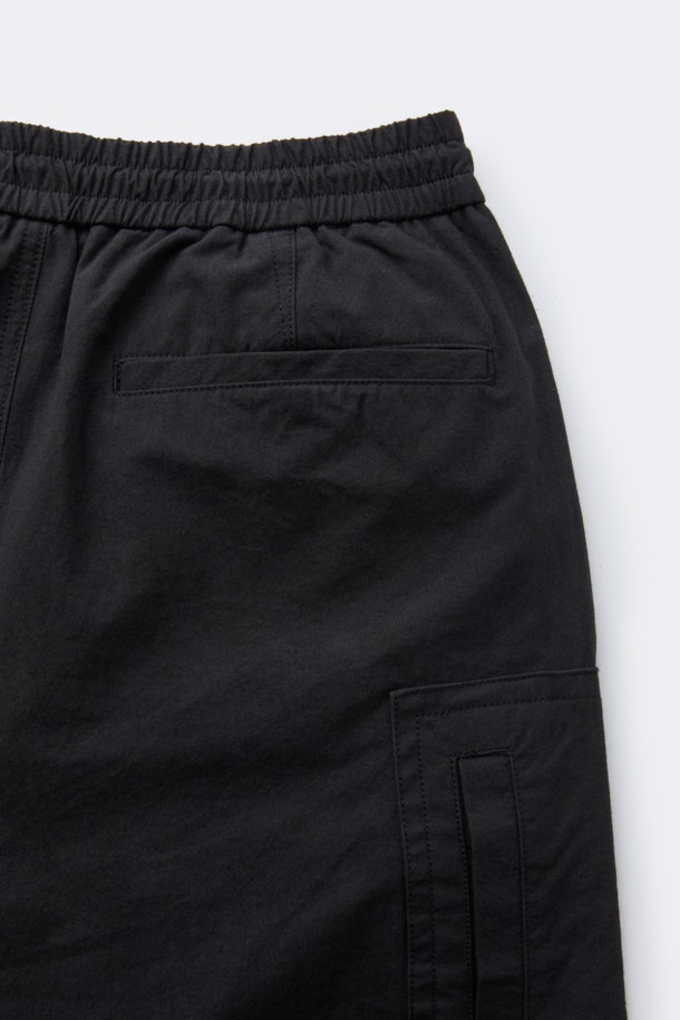 블랙 멀티 포켓 팬츠는 남성용 캐주얼 스타일의 긴 바지입니다. 면 소재로 제작되어 사계절 내내 편안하게 착용할 수 있으며, 밴딩 허리 스트링과 밑단 스트링, 스토퍼 디테일로 편안한 착용감을 제공합니다. 루즈핏으로 제작되어 여유로운 실루엣을 연출하며, 다양한 수납을 위한 멀티 포켓 디자인으로 실용성을 더했습니다. 미니멀하고 시티보이 스타일을 즐기는 분들께 추천합니다.
