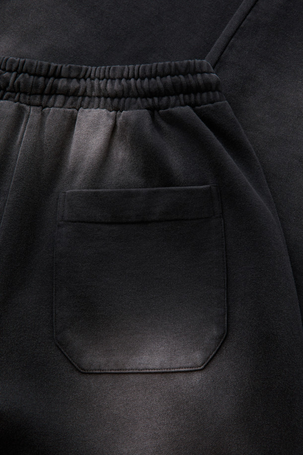 다크 그레이 염색 스웻 팬츠는 편안한 일상과 스타일리시한 연출을 위한 캐주얼룩을 완성합니다. 면 소재의 루즈핏 긴바지로, 집콕룩이나 산책룩에 적합하며 미니멀, 스트리트 스타일을 즐기는 분들께 추천합니다. 다잉 가공과 탈색 브러쉬 가공을 거쳐 빈티지한 멋을 더했으며, 허리 스트링과 밑단 스트링 스토퍼로 핏 조절이 용이합니다. 다크 그레이 컬러는 어떤 상의와도 잘 어울려 활용도가 높습니다.
