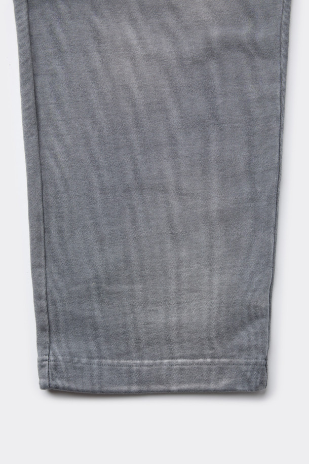 그레이 염색 스웻 팬츠는 부드러운 면 소재로 제작되어 편안한 착용감을 선사합니다. 루즈핏으로 제작되어 캐주얼하고 스포티한 스타일을 연출하며, 봄, 가을, 겨울 모두 활용 가능합니다. 다잉 가공과 탈색 브러쉬 가공으로 빈티지한 멋을 더했으며, 허리 스트링과 밑단 스트링 스토퍼 디테일로 실용성을 높였습니다. 집콕, 산책, 여행 등 다양한 TPO에 활용하기 좋은 데일리 아이템입니다.
