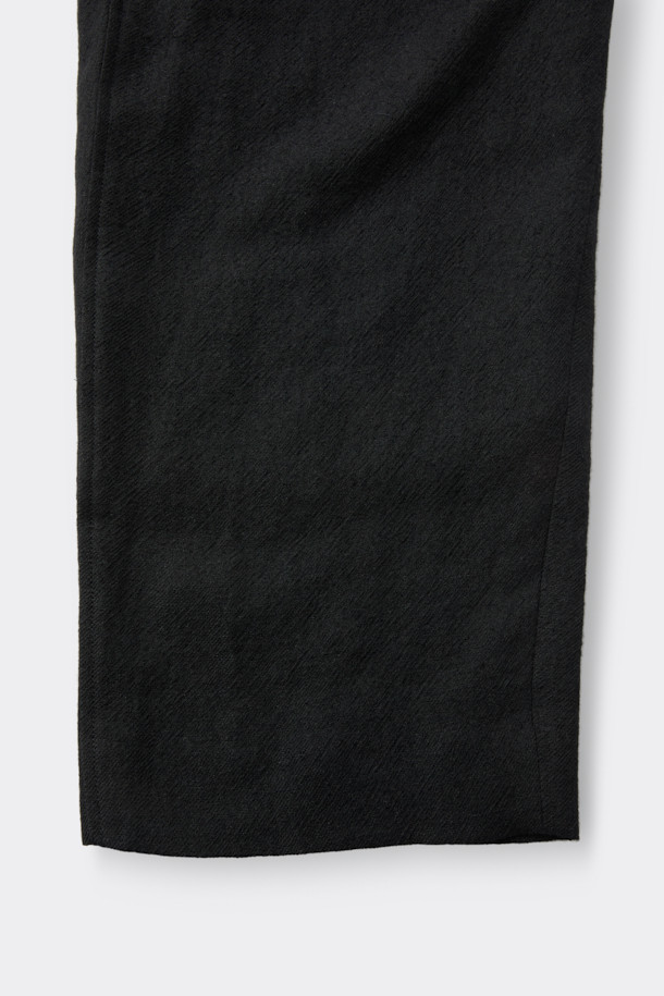 블랙 와이드 핏 거즈 셋업 팬츠는 가을, 겨울 시즌 남성들을 위한 포멀 스타일의 셋업 팬츠입니다. 일본 수입 거즈 조직 소재로 제작되어 부드러운 촉감과 고급스러운 분위기를 선사합니다. 와이드핏으로 편안한 착용감을 제공하며, 원턱 디자인과 스트링 디테일이 더해져 미니멀하면서도 시크한 매력을 더합니다. 오피스룩, 비즈니스 캐주얼, 모임룩 등 다양한 TPO에 활용 가능하며, 클래식한 스타일을 선호하는 분들께 추천합니다. 하프 밴딩 처리로 활동성을 높였습니다.
