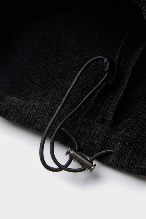 블랙 벨벳 드로우스트링 팬츠는 부드러운 촉감의 벨벳 소재와 포근한 두께감으로 가을, 겨울 시즌에 안성맞춤입니다. 와이드핏으로 편안함을 강조했으며, 하프 밴딩과 스트링 디테일로 활동성을 더했습니다. 무지 디자인에 원턱을 더해 캐주얼하면서도 미니멀한 스타일을 연출할 수 있습니다. 출근룩과 모임룩 모두 소화 가능한 활용도 높은 아이템입니다.
