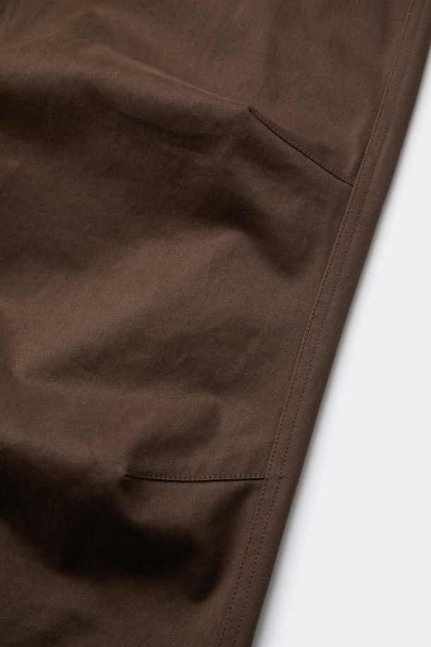 브라운 플랩 디테일 팬츠는 남성용 와이드 팬츠로, 가을과 겨울에 따뜻하게 착용할 수 있습니다. 겉감은 면 소재, 안감은 기모로 제작되어 부드러운 착용감을 선사하며, 신축성이 있어 편안한 활동성을 보장합니다. 루즈핏에 두꺼운 두께감으로 보온성을 높였으며, 무지 패턴에 페이크 플랩 포켓, 다트, 허리 비조 디테일이 더해져 캐주얼하면서도 클래식한 무드를 연출합니다. 출근룩이나 모임룩 등 다양한 TPO에 활용 가능하며, 미니멀한 스타일을 즐기는 분들께 추천합니다.
