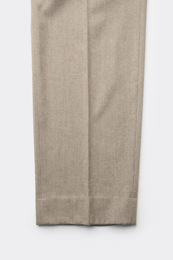 베이지 색상의 루즈핏 코듀로이 셋업 팬츠입니다. 가을과 겨울에 어울리는 두꺼운 두께감으로 포멀 및 클래식 스타일을 연출하기 좋습니다. 울 88%, 폴리에스터 10.1%, 폴리우레탄 1.9%의 혼용률로 제작되었으며, 하프 밴딩으로 편안한 착용감을 제공합니다. 오피스룩, 비즈니스 캐주얼, 모임룩 등 다양한 TPO에 활용 가능하며, 미니멀하고 클래식한 스타일을 선호하는 남성분들께 추천합니다. 셋업으로 출시되어 더욱 간편하게 스타일링을 완성할 수 있습니다.
