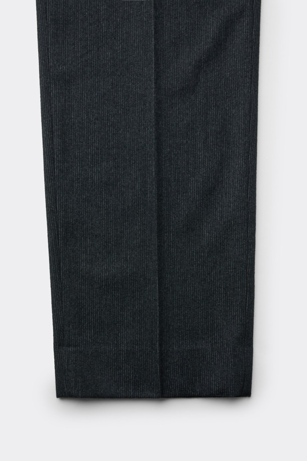 블랙 루즈 핏 코듀로이 셋업 팬츠는 가을, 겨울 시즌에 어울리는 남성용 바지입니다. 두꺼운 두께감의 코듀로이 소재로 제작되어 포멀한 스타일을 연출하며, 루즈핏 디자인으로 편안한 착용감을 선사합니다. 하프 밴딩 디테일이 있으며, 세트업으로도 활용 가능하여 출근룩, 비즈니스 캐주얼, 모임룩 등 다양한 TPO에 적합합니다. 클래식, 미니멀, 시크한 스타일을 선호하는 분들께 추천합니다.
