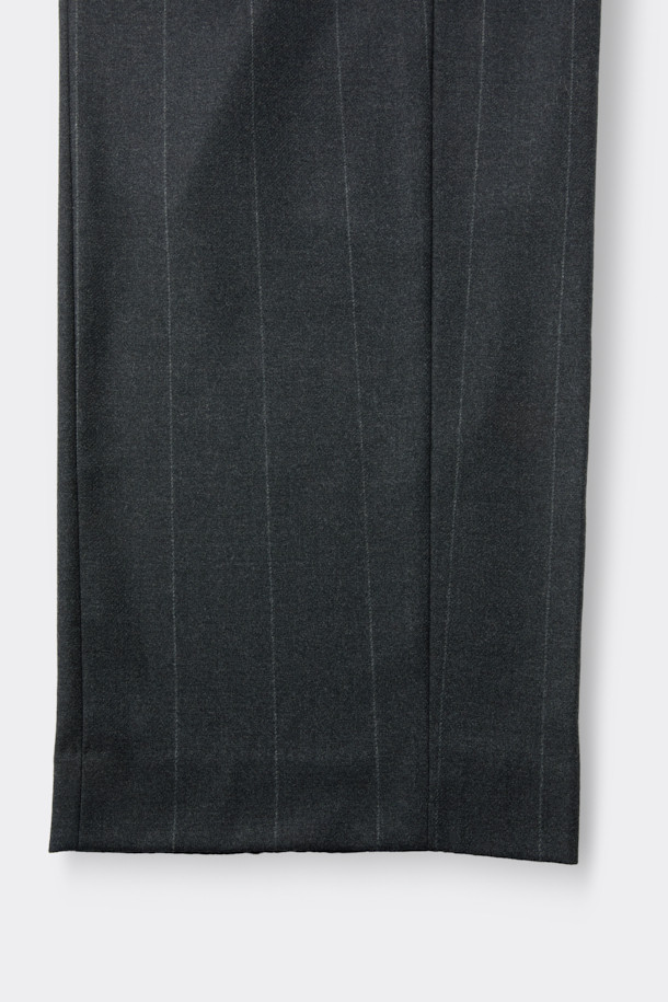 그레이 와이드 핏 원턱 스트라이프 셋업 팬츠는 가을, 겨울 시즌 남성들을 위한 클래식 스타일의 팬츠입니다. 울, 폴리에스테르, 캐시미어, 폴리우레탄 혼방 소재로 제작되어 부드러운 촉감과 편안한 착용감을 선사합니다. 릴랙스 핏에 와이드한 실루엣, 핀턱 디테일, 벨트고리, 버클 허리끈으로 디자인되어 출근룩, 비즈니스 캐주얼, 모임룩 등 다양한 TPO에 활용 가능합니다. 미니멀하고 시크한 분위기를 연출하며, 스트라이프 패턴으로 세련된 포인트를 더했습니다. 벨트 착용이 가능하며, 셋업 스타일링으로 더욱 완성도 높은 룩을 연출할 수 있습니다.
