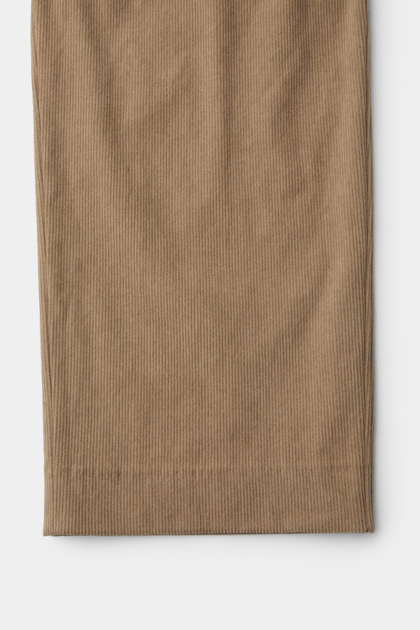 베이지 와이드 핏 원턱 코듀로이 팬츠는 포근한 분위기를 연출하는 남성용 코듀로이 팬츠입니다. 넉넉한 와이드 핏으로 편안한 착용감을 선사하며, 가을과 겨울에 따뜻하게 입을 수 있는 두꺼운 두께감의 코듀로이 소재로 제작되었습니다. 허리 부분은 하프 밴딩 처리되어 활동성을 높이고, 원턱 디테일과 사이드 포켓으로 실용성을 더했습니다. 출근룩이나 모임룩 등 다양한 TPO에 캐주얼, 클래식, 미니멀 스타일로 활용하기 좋습니다. 부드러운 촉감과 베이직한 디자인으로 데일리 팬츠로 손색없습니다.
