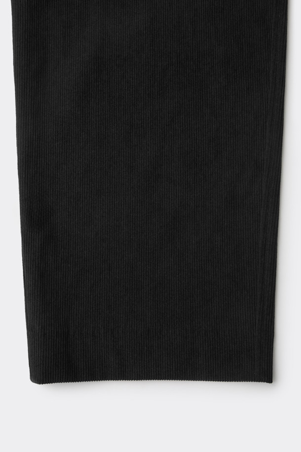 블랙 와이드 핏 원턱 코듀로이 팬츠는 가을과 겨울, 쌀쌀한 날씨에 따뜻하고 스타일리시하게 연출하기 좋은 남성용 바지입니다. 부드러운 촉감의 두꺼운 코듀로이 소재로 제작되어 편안한 착용감을 선사하며, 와이드핏 디자인으로 트렌디한 무드를 더합니다. 넉넉한 핏감과 원턱 디테일이 활동성을 높여주며, 하프 밴딩 처리로 허리 부분의 편안함까지 놓치지 않았습니다. 베이직하고 캐주얼한 스타일로, 출근룩이나 모임룩 등 다양한 TPO에 활용 가능하며, 캐주얼, 클래식, 미니멀 등 어떤 스타일에도 잘 어울립니다.
