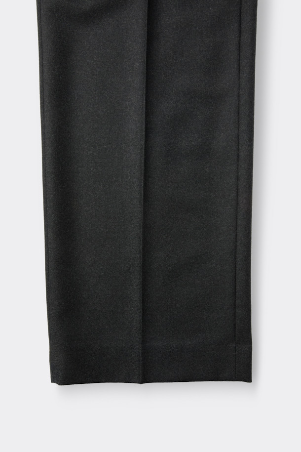 그레이 와이드 핏 울 셋업 팬츠는 가을과 겨울, 오피스룩, 비즈니스 캐주얼, 출근룩을 위한 남성용 울 팬츠입니다. 이탈리아 마르조또사의 고급 원단을 사용하여 제작되었으며, 미니멀하고 클래식한 스타일을 연출합니다. 와이드 핏으로 편안함과 세련된 실루엣을 동시에 제공하며, 두꺼운 두께감으로 따뜻하게 착용할 수 있습니다. 셋업으로 출시되어, 다채로운 스타일링을 완성할 수 있습니다. 무지 디자인으로 어떤 상의와도 쉽게 매치하여 활용도를 높였습니다.