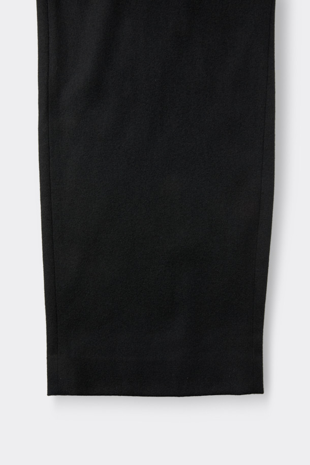 블랙 와이드 핏 턱 울 팬츠는 가을과 겨울에 어울리는 클래식 스타일의 울 팬츠입니다. 넉넉한 루즈핏 와이드 실루엣으로 편안하면서도 시크한 무드를 연출합니다. 턱 디테일과 밑단 스트링으로 디자인 포인트를 더했으며, 히든 스냅 소매로 깔끔함을 강조했습니다. 오피스룩, 출근룩, 모임룩 등 다양한 TPO에 활용 가능하며, 미니멀하고 시크한 스타일을 완성합니다.
