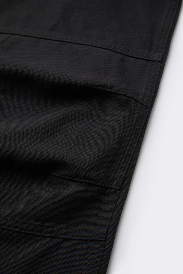 **BISCO SMITH (비스코 스미스) 블랙 코튼 카펜터 팬츠**

BISCO SMITH (비스코 스미스) 블랙 코튼 카펜터 팬츠는 스트릿 스타일을 기반으로, 워크웨어와 캐주얼 무드를 더한 긴 기장의 와이드핏 면 바지입니다. 무릎 부분의 파라슈트 레이어 디자인과 BISCO SMITH 'AsAbove' 자수 디테일이 특징입니다. 고밀도 코튼 소재를 사용하여 튼튼하며, 두꺼운 두께감으로 제작되었습니다. 편안하면서도 개성 있는 스타일을 연출하기에 좋은 아이템입니다.
