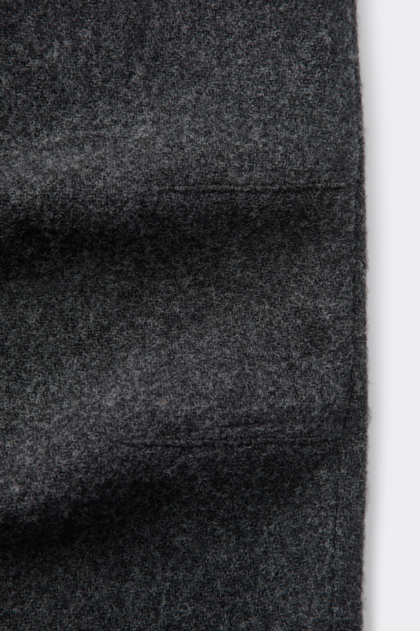 [HED MAYNER] 그레이 울 커브드 팬츠는 모던하고 미니멀한 스타일을 추구하는 남성을 위한 울 팬츠입니다. 가을과 겨울에 어울리는 두꺼운 두께감의 루즈핏 와이드 팬츠로, 부드러운 촉감의 울 소재로 제작되었습니다. 커브드 실루엣과 구조적인 볼륨감이 특징이며, 무릎 다트, 뒷절개 라인, YKK 지퍼 디테일로 완성도를 높였습니다. 출근룩, 비즈니스 캐주얼, 모임룩 등 다양한 TPO에 활용 가능한 클래식하고 시크한 아이템입니다.
