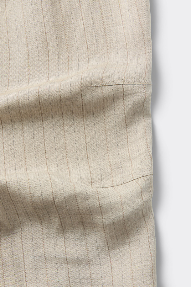 [HED MAYNER] 아이보리 린넨 커브드 팬츠는 미니멀하고 모던한 스타일을 추구하는 남성분들을 위한 제품입니다. 부드러운 린넨과 레이온 혼방 소재로 제작되어 봄, 여름 시즌에 시원하게 착용하기 좋습니다. 와이드 핏과 루즈핏으로 편안한 착용감을 선사하며, 허리선 주름, 무릎 다트 디테일, 뒷절개 라인이 돋보입니다. YKK 지퍼와 사이드, 후면 포켓 디테일로 실용성을 더했으며, 데이트룩, 출근룩 등 다양한 TPO에 활용 가능합니다.
