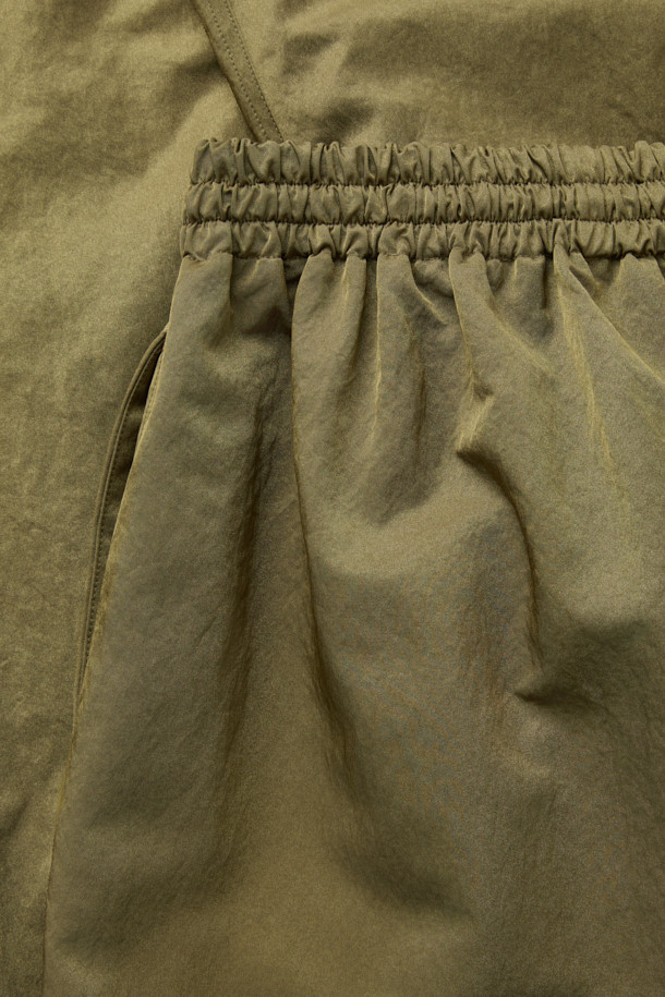 [HED MAYNER] 골드 나일론 유도 팬츠는 이탈리안 나일론 원단으로 제작되어 부드러운 촉감과 은은한 광택감이 돋보입니다. 허리 주름 디테일과 내부 스트링, 포켓 하단의 포인트 라벨이 특징이며, 벌룬핏과 루즈핏으로 편안하면서도 볼륨감 있는 실루엣을 연출합니다. 여행룩, 산책룩 등 다양한 TPO에 활용 가능하며, 미니멀, 캐주얼, 시티보이 스타일을 즐겨 입는 분들께 추천합니다. 무지 디자인으로 어떤 상의와도 매치하기 용이하여 데일리 팬츠로 활용하기 좋습니다.
