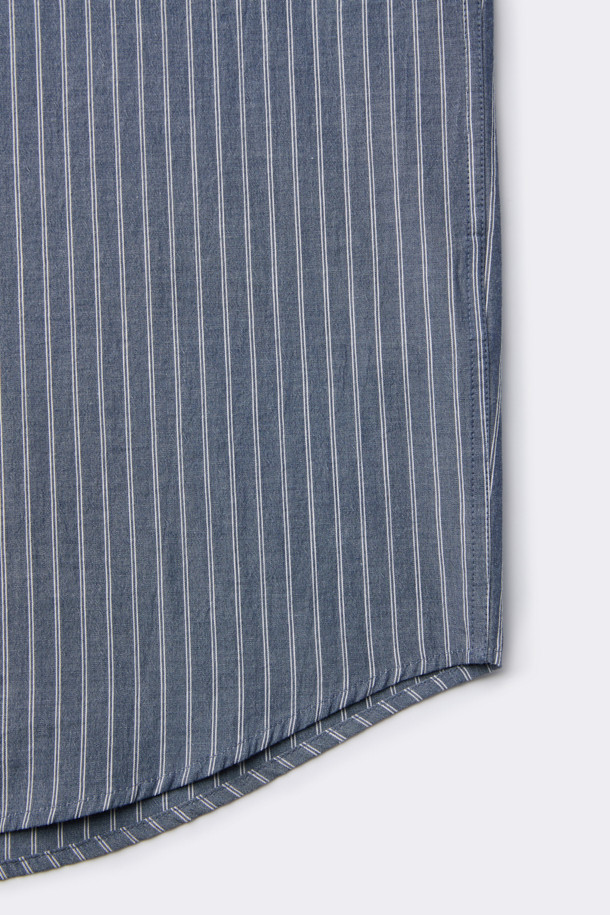 블루 컬러의 오버핏 스트라이프 셔츠입니다. 봄, 여름 시즌에 적합하며, 캐주얼, 미니멀, 클래식 스타일을 연출하기 좋습니다. 부드러운 면 소재로 제작되어 편안한 착용감을 제공하며, 얇은 두께감으로 시원하게 입을 수 있습니다. 차이나 칼라와 롱 슬리브 디자인에 포켓 디테일과 금속 장식이 더해져 포인트를 더했습니다. 남녀 모두 착용 가능한 디자인으로, 일상복으로 활용하기 좋습니다.
