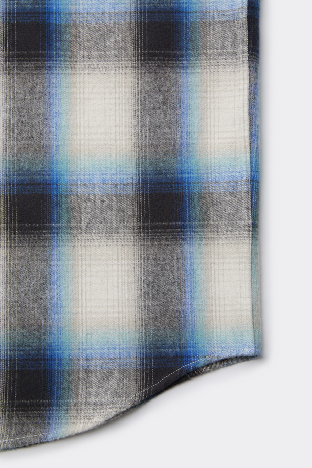 아이보리 오버핏 체크 셔츠는 남성용 상의입니다. 면 소재로 제작되어 봄, 가을에 착용하기 좋으며, 캐주얼, 클래식, 미니멀 스타일을 연출할 수 있습니다. 넉넉한 오버핏에 긴 소매, 카라넥 디자인이 특징이며, 출근룩이나 비즈니스 캐주얼에도 활용 가능합니다. 아이보리 및 블루 컬러의 체크 패턴과 포켓 디테일, 금속 장식이 포인트입니다. 레귤러 기장으로 다양한 하의와 매치하기 용이합니다.
