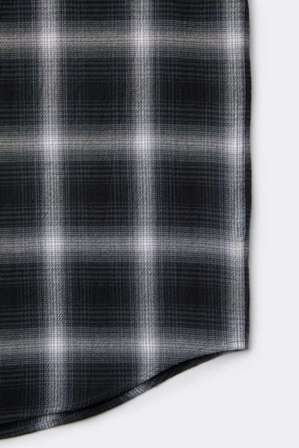 블랙 오버핏 체크 셔츠는 캐주얼한 무드를 연출하는 남성용 셔츠입니다. 가을, 겨울 시즌에 어울리는 두께감의 면 소재로 제작되었으며, 톤온톤 블랙과 그레이 컬러의 체크 패턴이 특징입니다. 넉넉한 오버핏으로 편안한 착용감을 제공하며, 카라 디자인과 긴 소매 기장으로 클래식한 느낌을 더했습니다. 출근룩과 모임룩 모두 활용 가능하며, 포켓 디테일과 금속 장식이 포인트로 더해져 미니멀하면서도 세련된 스타일을 완성합니다.
