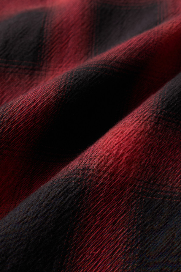레드 오버핏 체크 셔츠는 남성용 상의입니다. 가을, 겨울 시즌에 어울리는 면 소재의 셔츠로, 레드와 블랙 컬러의 체크 패턴이 특징입니다. 넉넉한 오버핏으로 캐주얼한 스타일을 연출하며, 출근룩이나 모임룩에 활용하기 좋습니다. 카라 디자인과 긴 소매 기장, 포켓 디테일과 금속 장식이 포인트입니다.
