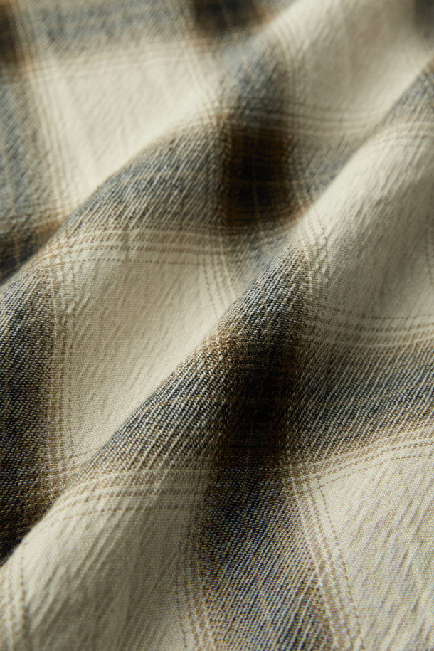 베이지 색상의 오버핏 체크 셔츠입니다. 면 소재로 제작되어 가을, 겨울철에 따뜻하게 착용할 수 있으며, 일상 및 출근룩, 비즈니스 캐주얼 스타일 모두 소화 가능합니다. 넉넉한 오버핏과 긴 소매 기장, 카라넥 디자인으로 편안한 착용감을 제공하며, 캐주얼, 클래식, 미니멀 스타일을 연출하기 좋습니다. 포켓 디테일과 금속 장식이 포인트로 더해져 세련된 느낌을 줍니다.
