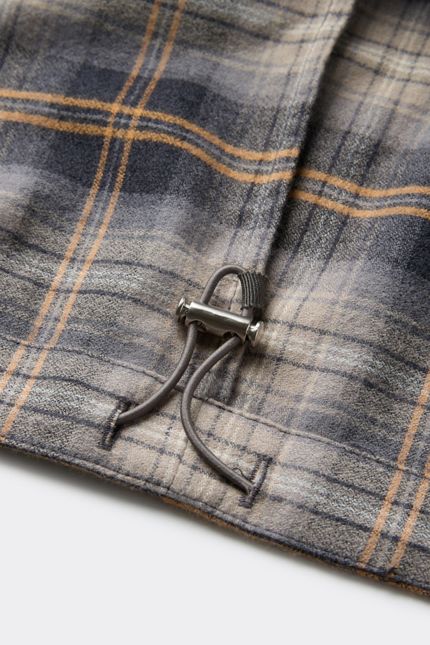 오렌지 색상과 브라운 컬러가 조화로운 오버핏 스트링 체크 셔츠입니다. SOMELOS 유럽 수입 면 원단을 사용하여 부드러운 촉감을 선사하며, 봄, 가을 시즌에 착용하기 좋습니다. 차이나칼라와 긴 소매, 레귤러 기장으로 깔끔한 핏을 연출하며, 캐주얼한 스타일을 완성합니다. 스트링 디테일과 체스트 포켓, 와펜 포인트가 더해져 개성 있는 데이트룩, 여행룩을 연출해보세요. 셔츠 하나만으로 캐주얼, 클래식, 미니멀 무드를 모두 소화할 수 있습니다.
