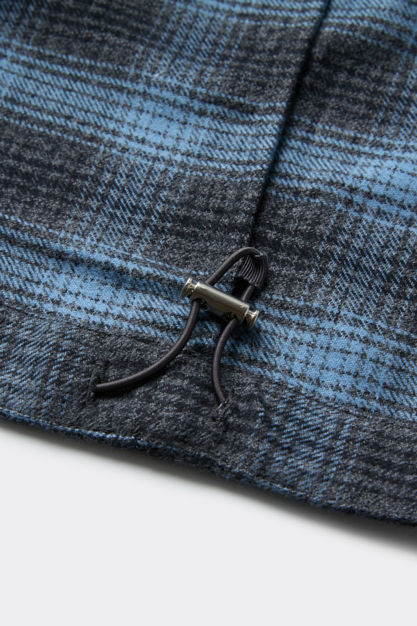 블루 오버사이즈 핏 스트링 체크 셔츠는 캐주얼 무드를 연출하는 남녀 공용 셔츠입니다. 봄, 가을 시즌에 적합하며, 데이트룩, 모임룩, 캐주얼, 클래식, 미니멀 스타일 연출에 활용할 수 있습니다. 옴브레 체크 패턴과 긴소매, 카라넥 디자인이 특징이며, 넉넉한 오버핏으로 편안한 착용감을 선사합니다. 면 소재에 스트링 디테일, 체스트 포켓, 와펜 포인트로 포인트를 더했으며, SOMELOS 유럽 수입 원단을 사용하여 고급스러운 퀄리티를 자랑합니다.
