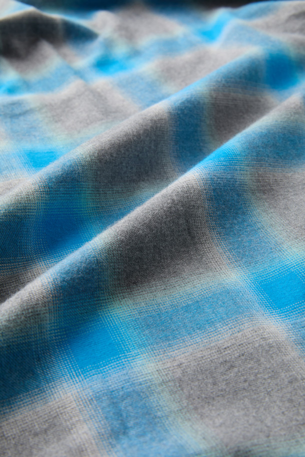 블루 오버사이즈 핏 레이어드 체크 셔츠는 캐주얼, 클래식, 미니멀 스타일을 즐기는 남성분들을 위한 제품입니다. 봄, 가을에 어울리는 긴 소매 셔츠로, 일상과 데이트룩, 봄 소풍룩에 모두 활용 가능합니다. SOMELOS 유럽 수입 옴브레 체크 원단, 코튼 100% 소재로 제작되어 부드러운 촉감을 선사합니다. 레이어드 카라와 사이드 슬릿, 후면 절개 디테일이 돋보이며, 오버핏으로 편안한 착용감을 제공합니다.
