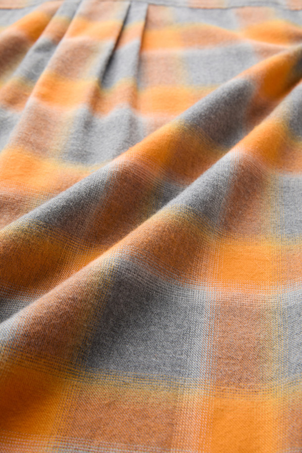 오렌지 오버사이즈 핏 레이어드 체크 셔츠는 남성 고객을 위한 캐주얼 스타일의 셔츠입니다. 가을과 겨울에 어울리는 긴소매 디자인으로, 옴브레 체크 패턴이 특징입니다. SOMELOS 유럽 수입 면 원단을 사용하여 제작되었으며, 오버핏과 레이어드 카라, 사이드 슬릿, 후면 절개 디테일이 돋보입니다. 여유로운 핏감으로 편안하게 착용 가능하며, 캐주얼, 클래식, 미니멀 스타일을 연출하기 좋습니다. 그레이 컬러도 함께 제공됩니다.
