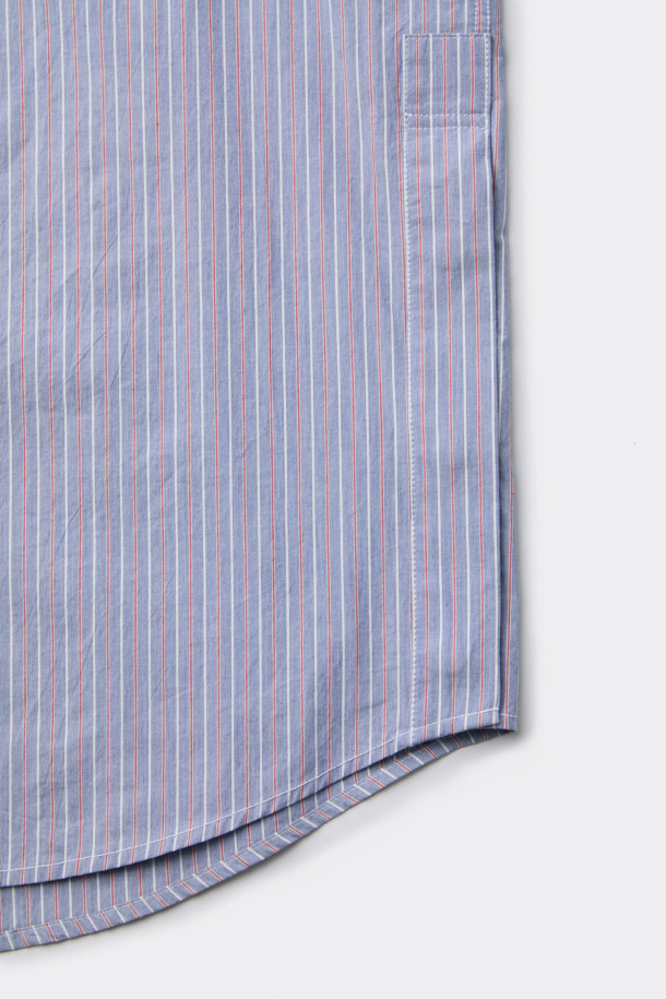 블루 오버사이즈 핏 슬릿 카라 롱 셔츠는 남성용 셔츠로, 봄, 가을에 착용하기 좋습니다. 베이직하고 캐주얼한 스타일로, 데이트룩이나 봄 소풍룩에 적합합니다. 얇은 두께의 면 소재로 제작되어 편안한 착용감을 선사하며, 긴 소매와 스트라이프 패턴이 특징입니다. 슬릿넥 디자인과 사이드 슬릿 디테일이 돋보이며, 오버핏으로 트렌디한 스타일을 연출합니다. 캐주얼, 미니멀, 클래식 스타일을 즐겨 입는 분들께 추천합니다.
