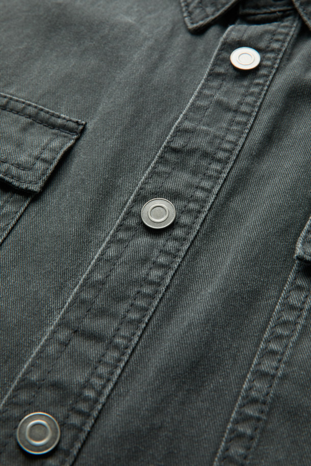 그레이 더블 포켓 데님 셔츠는 남성들을 위한 캐주얼하고 빈티지한 스타일의 상의입니다. 봄, 가을에 어울리는 릴랙스 핏의 긴 소매 셔츠로, 아우터처럼 걸쳐 입을 수 있습니다. 무지 패턴의 면 소재로 제작되었으며, 가슴 부분의 더블 포켓 디테일과 스냅 버튼이 특징입니다. 피그먼트 다잉 처리로 빈티지한 멋을 더했으며, 밑단 스트링으로 다양한 스타일 연출이 가능합니다. 데이트룩, 캠핑룩 등 다양한 TPO에 미니멀하게 활용하기 좋습니다.
