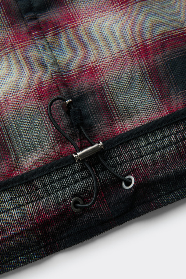 레드 스트링 체크 아우터 셔츠는 남성용 셔츠로, 봄, 가을에 캐주얼하게 연출하기 좋습니다. 레드와 블랙 컬러의 체크 패턴이 돋보이며, 오버핏으로 편안한 착용감을 선사합니다. 카라넥 디자인에 긴 소매 기장으로 제작되었으며, 체스트 포켓과 밑단 스트링 디테일로 포인트를 더했습니다. 데이트룩, 봄 소풍룩, 캐주얼, 미니멀, 시티보이 스타일을 즐기는 분들께 추천합니다. 밑단 스트링으로 핏 조절이 가능하여 다양한 스타일을 연출할 수 있습니다.
