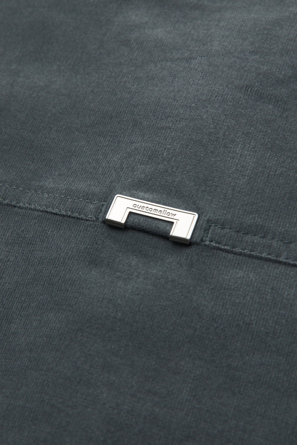 그레이 컬러의 코듀로이 아우터 셔츠입니다. 부드러운 코튼, 폴리우레탄, 코듀로이 혼방 소재로 제작되어 가을, 겨울철 따뜻하게 착용할 수 있습니다. 오버핏 크롭 기장으로 트렌디한 스타일을 연출하며, 밑단 스트링 조절 기능과 전면 체스트 포켓 디테일이 돋보입니다. 캐주얼, 미니멀, 클래식 스타일을 즐기는 남성분들께 출근룩, 모임룩으로 추천합니다. 긴 소매 기장으로 다양한 룩에 활용하기 좋습니다.
