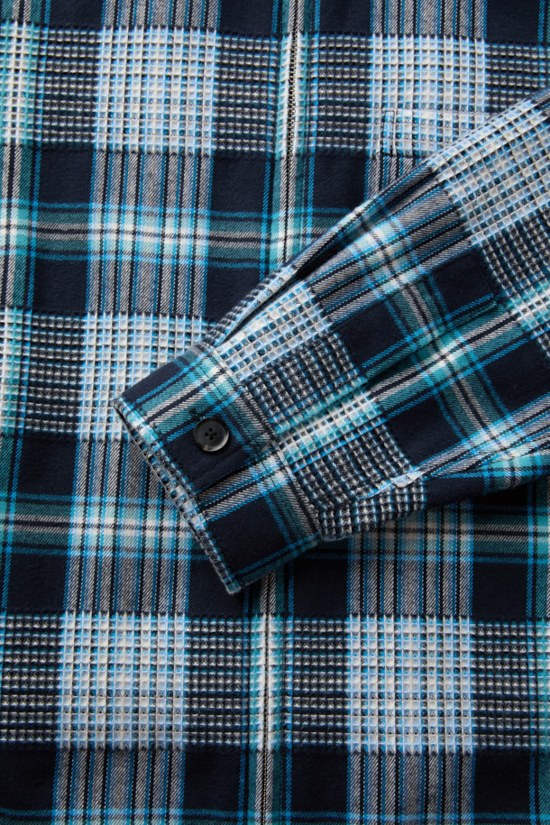 블루 체크 집업 아우터 셔츠는 남성 고객을 위한 캐주얼 스타일의 상의입니다. 봄, 가을에 적합하며, 베이직한 디자인으로 다양한 룩에 활용하기 좋습니다. 릴랙스핏으로 편안한 착용감을 선사하며, 칼라넥 라인과 긴 소매가 특징입니다. YKK 2-Way 지퍼, 체스트 포켓, 사이드 포켓을 갖춰 실용성을 높였으며, SOMELOS 유럽 수입 면 원단을 사용하여 고급스러운 촉감을 느낄 수 있습니다. 데이트룩, 봄 소풍룩 등 다양한 TPO에 활용 가능하며, 캐주얼, 클래식, 미니멀 스타일을 모두 소화할 수 있는 매력적인 아이템입니다.
