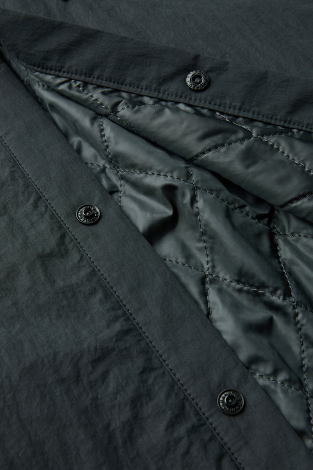 블랙 패딩 아우터 셔츠는 남성용 캐주얼 패딩셔츠입니다. 가을과 겨울에 착용하기 좋으며, 차이나칼라와 긴 소매, 무지 패턴으로 미니멀한 스타일을 연출합니다. 초경량 하스 충전재를 사용하여 보온성을 높였으며, 퀼팅 안감으로 부드러운 착용감을 제공합니다. 밑단 스트링 디테일과 우레탄 라벨 포인트가 특징이며, 핏은 오버핏으로 제작되었습니다. 면과 나일론 혼방 소재로 제작되어 편안함과 내구성을 동시에 갖췄습니다.
