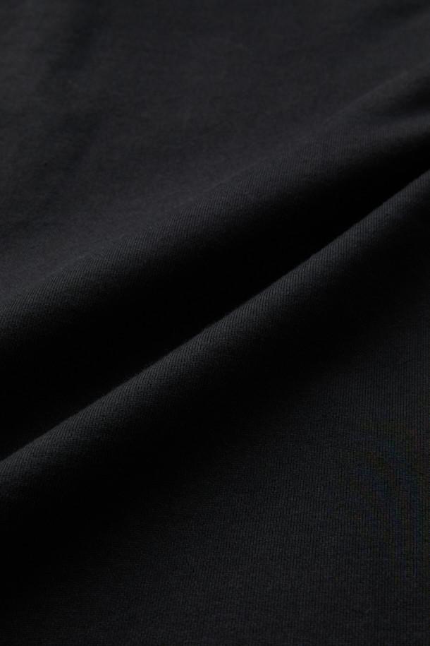 블랙 스웨트 폴로입니다. 부드러운 면 100% 소재로 제작되어 편안한 착용감을 선사합니다. 립 카라 디테일과 긴소매 디자인이 특징이며, 캐주얼하고 미니멀한 스타일을 연출합니다. 밑단 스트링으로 핏 조절이 가능하며, 사이드 포켓이 있어 실용성을 더했습니다. 출근룩이나 산책룩 등 다양한 일상에 활용하기 좋은 오버핏 폴로 스웨트셔츠입니다.
