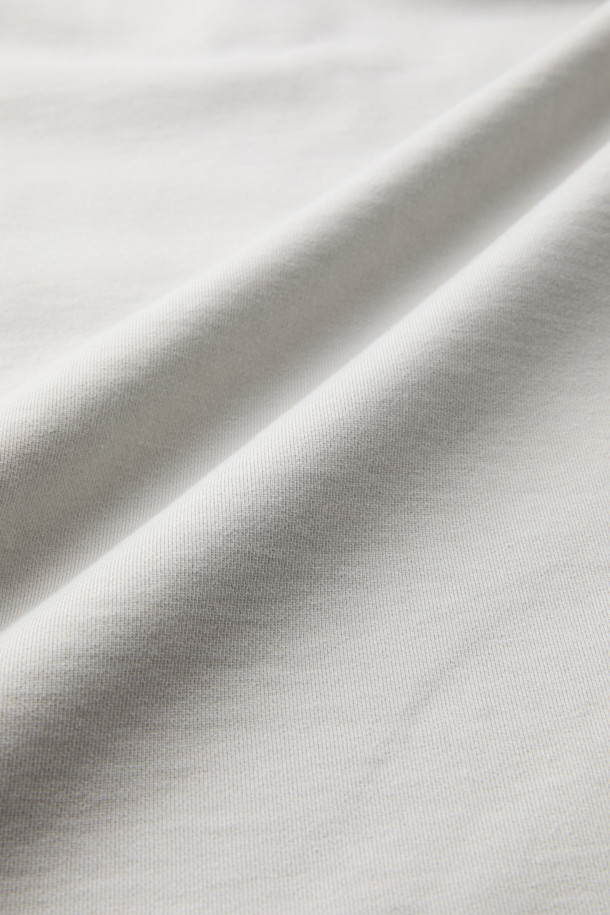 그레이 스웨트 폴로입니다. 부드러운 촉감의 면 100% 소재로 제작되어 편안한 착용감을 선사합니다. 립 카라 디테일과 긴소매 디자인이 특징이며, 오버핏으로 캐주얼하고 베이직한 스타일을 연출합니다. 밑단 스트링으로 핏 조절이 가능하며, 사이드 포켓이 있어 실용성을 더했습니다. 캠핑룩, 산책룩 등 어떤 TPO에도 잘 어울리는 데일리 아이템입니다.
