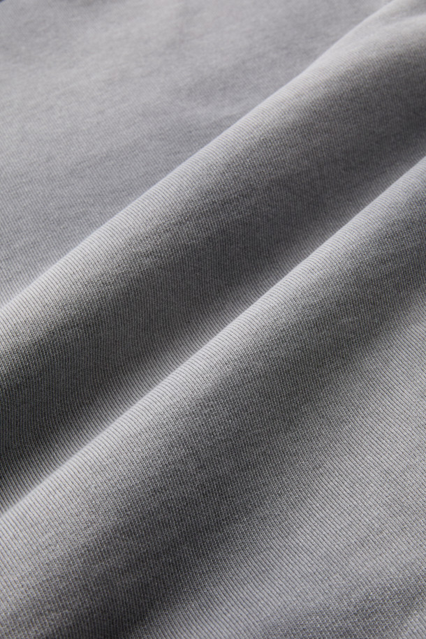 그레이 염색 스웨트셔츠는 캐주얼과 미니멀, 레트로 스타일을 즐기는 분들을 위한 아이템입니다. 릴랙스 핏에 두꺼운 면 소재로 제작되어 탄탄한 촉감을 선사하며, 봄, 가을, 겨울 모두 착용 가능합니다. 빈티지한 무드를 더하는 썰파 다잉과 브러쉬 탈색 기법, 밑단과 소매 시보리, 사이드 포켓 디테일이 특징입니다. 라운드넥 디자인으로 다양한 룩에 매치하기 좋으며, 집콕룩, 산책룩, 캠핑룩 등 편안한 TPO에 활용하기 좋습니다.
