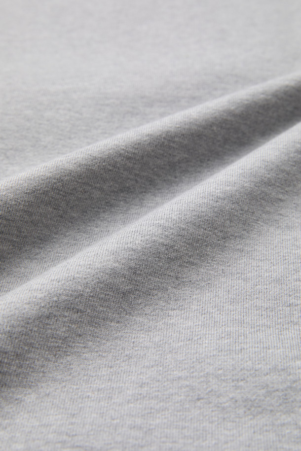 그레이 그래픽 스웨트셔츠는 남성을 위한 캐주얼 스타일의 상의입니다. 가을, 겨울 시즌에 어울리는 두꺼운 두께감의 면 소재로 제작되었으며, 릴랙스 핏으로 편안한 착용감을 선사합니다. 라운드넥 디자인에 그래픽과 자수 무늬가 돋보이며, 시보리 디테일이 더해져 완성도를 높였습니다. 캠핑룩이나 집콕룩, 미니멀, 시티보이 스타일을 즐기는 분들께 추천하는 아이템입니다. 긴 소매 기장으로 간절기부터 한겨울까지 따뜻하게 입을 수 있습니다.
