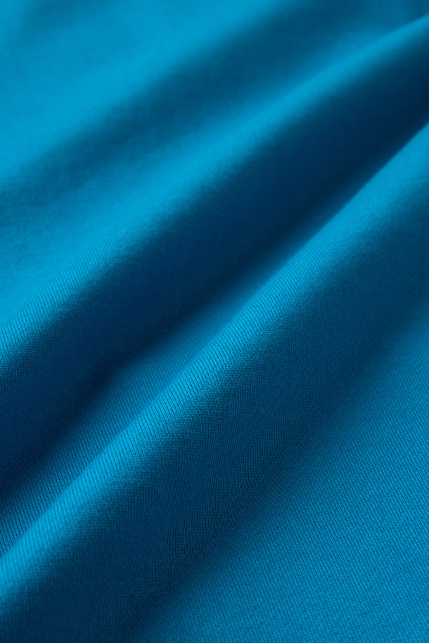 블루 그래픽 후디는 남녀 공용으로, 봄, 가을, 겨울 모두 활용 가능한 두꺼운 두께감의 후드티입니다. 캐주얼 및 스포티한 스타일 연출에 용이하며, 오버핏으로 편안한 착용감을 선사합니다. 면 소재로 제작되었으며, 후드 스트링, 밑단 및 소매 시보리 처리, 그리고 자수 디테일이 특징입니다. 로고 및 그래픽 패턴이 돋보이며, 긴 소매 기장으로 디자인되었습니다.
