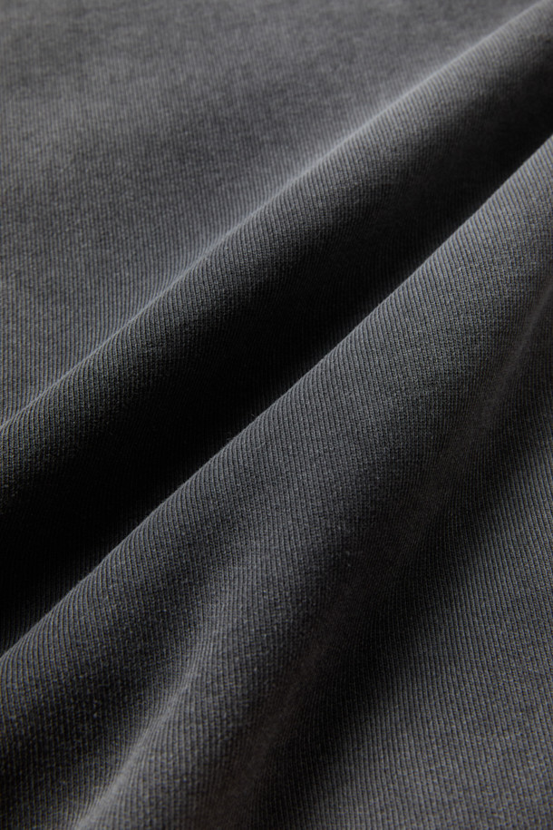 그레이 우븐 레이어드 후디는 남성용 후드티셔츠로, 가을과 겨울에 따뜻하게 착용하기 좋습니다. 면 소재로 제작되어 부드러운 촉감을 선사하며, 릴랙스 핏으로 편안한 착용감을 제공합니다. 후드, 긴소매, 무지 패턴, 두꺼운 두께감으로 보온성을 높였으며, 우븐 소재 레이어드, 후드 스트링, 사이드 포켓, 밑단 및 소매 시보리, 썰파 다잉, 브러쉬 탈색 등의 디테일이 돋보입니다. 집콕룩, 산책룩, 캠핑룩, 캐주얼, 스트리트, 미니멀 스타일 연출에 적합합니다.
