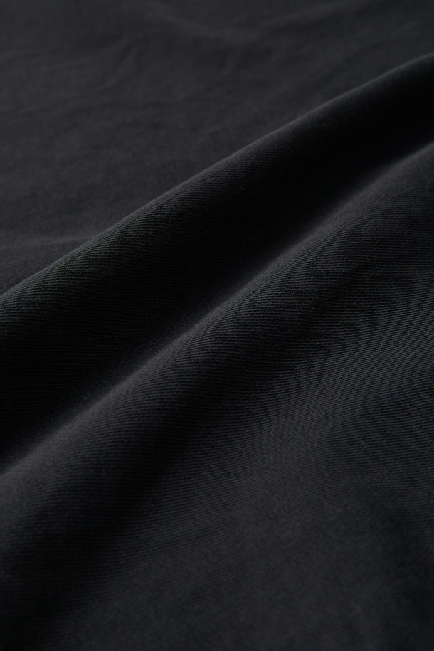 블랙 스티치 후디는 캐주얼하고 미니멀한 스타일을 추구하는 남녀 모두를 위한 후드티입니다. 릴랙스 핏으로 편안한 착용감을 선사하며, 가을과 겨울철에 적합한 두꺼운 두께감으로 제작되었습니다. 면과 폴리에스테르 혼방 소재로 부드러운 촉감을 느낄 수 있으며, 후드 스트링과 사이드 포켓, 시보리 마감 등의 디테일이 돋보입니다. 집콕룩이나 산책룩 등 일상에서 폭넓게 활용할 수 있는 베이직 아이템입니다. 무지 디자인에 스티치 디테일로 포인트를 더해, 심플하면서도 세련된 스타일을 연출합니다.
