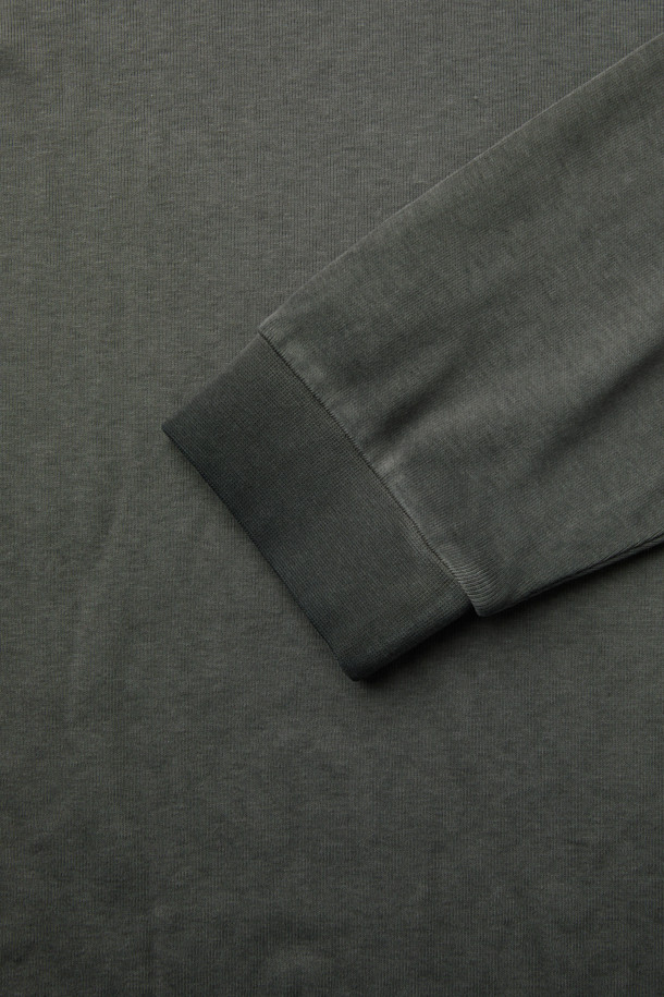 '블랙 다잉 티셔츠'는 캐주얼하고 미니멀한 스타일을 연출하기에 적합한 남성용 긴팔 티셔츠입니다. 부드러운 촉감의 면 100% 소재로 제작되었으며, 봄, 가을에 입기 좋습니다. 소매 시보리 처리와 루나 다잉 기법을 사용하여 디자인의 완성도를 높였습니다. 레귤러 핏 라운드넥 디자인으로 다양한 하의와 무난하게 매치할 수 있으며, 일상에서 편안하게 착용하기 좋습니다.
